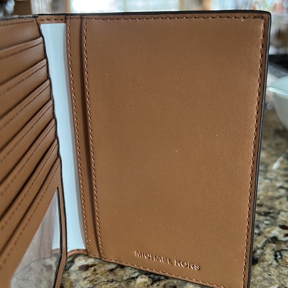 Brand New Michael Kors Passport Wallet - Picture 3 of 6